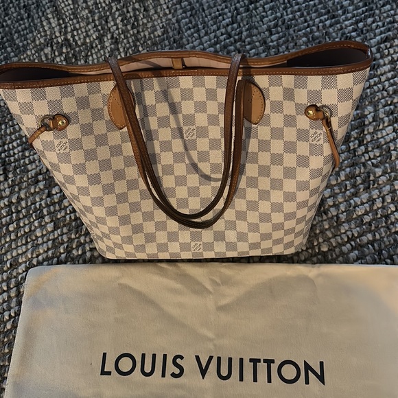 The Neverfull MM tote unites timeless design with heritage details. - Picture 3 of 17